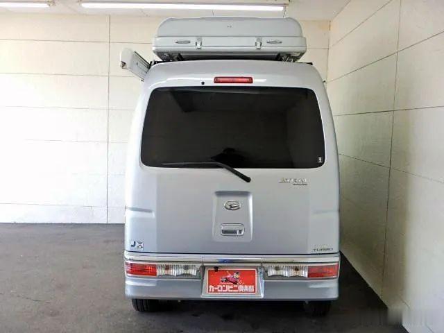 房车：2人垂钓专用车！设计巧妙就连方向盘都带餐桌，老两口用挺合适