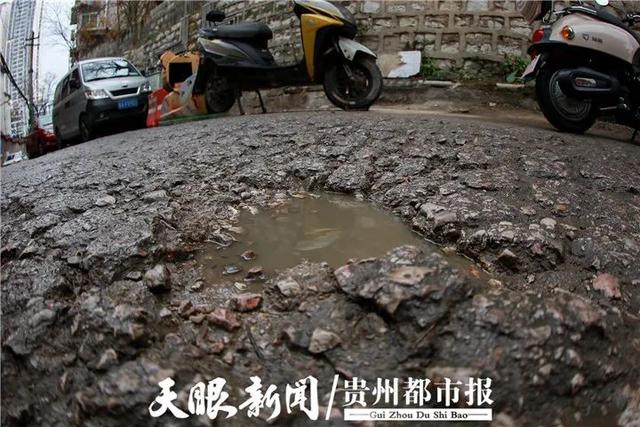 贵州都市报 贵阳一小区门口有条20米“破烂路”！多位居民摔伤，呼吁赶紧修好