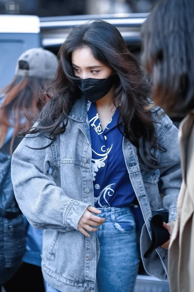 #杨幂#杨幂戴口罩懒得化妆,挡脸的手移开,看清双眼皮,P都不敢这么P