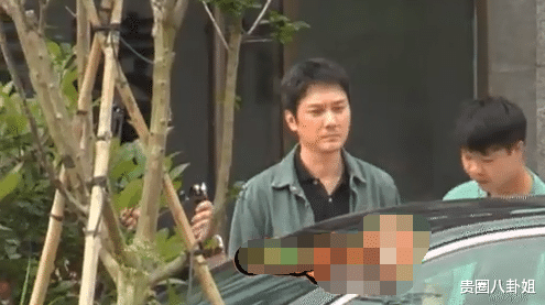 「赵丽颖」赵丽颖探班冯绍峰照片曝光，男方拍戏一脸认真，收工后迅速回房车与老婆相聚