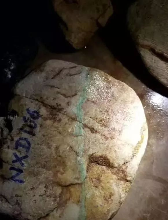 翡翠@宁买一条线,不买一大片,在翡翠原石中经验和眼力的重要性