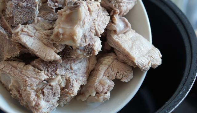 [排骨]4月，多给孩子喝这汤，长劲又长个，不放一滴油，清淡营养