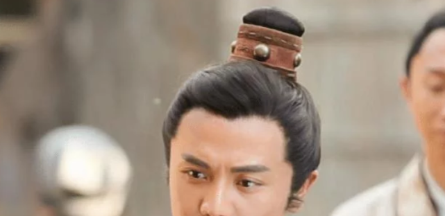 [李琼]他是张嘉译的亲表弟，跟着拍了11部戏终于大火，后来还登上了央视