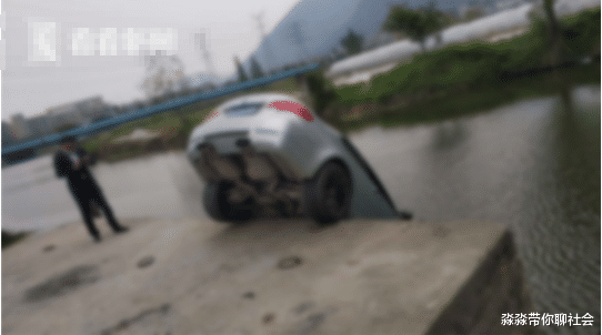 「豪车」小伙借百万豪车去钓鱼装逼，结果直接冲进了河里：油门踩重了！
