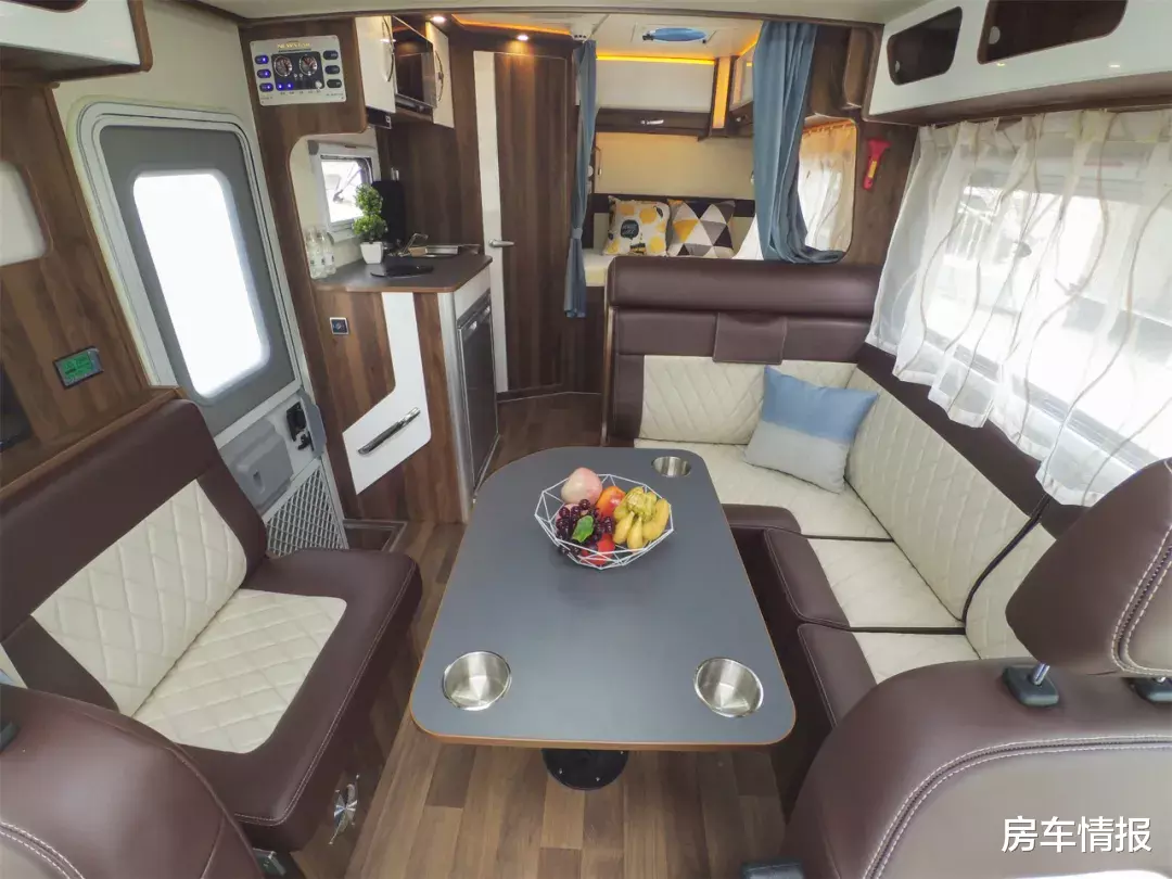 「铝合金」采用全铝车身的房车见过吗？车高不到3米全家都能玩，性价比挺高