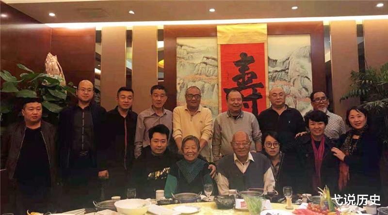 乾隆|大清灭亡一百多年后，乾隆七世孙大摆排场，穿着龙袍祭祖引起争议