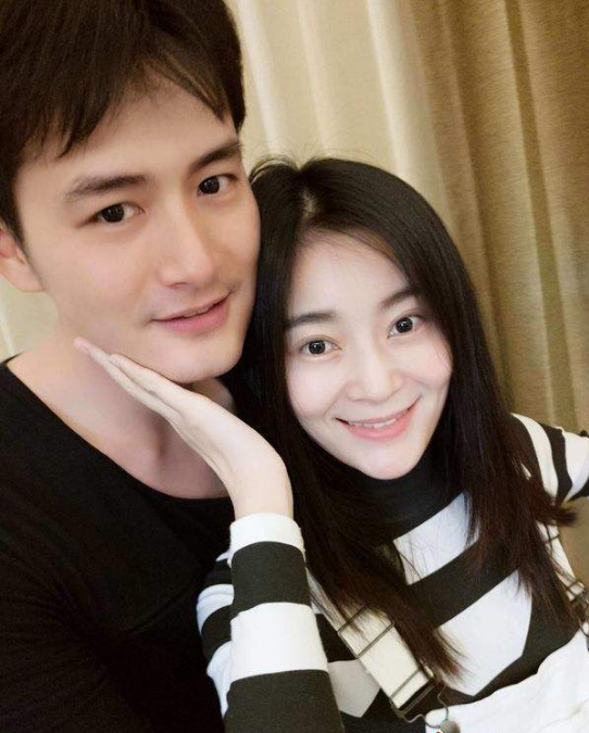 王媛可|因为长得太帅，妻子倒追了五年才得手，婚后两人生活甜蜜