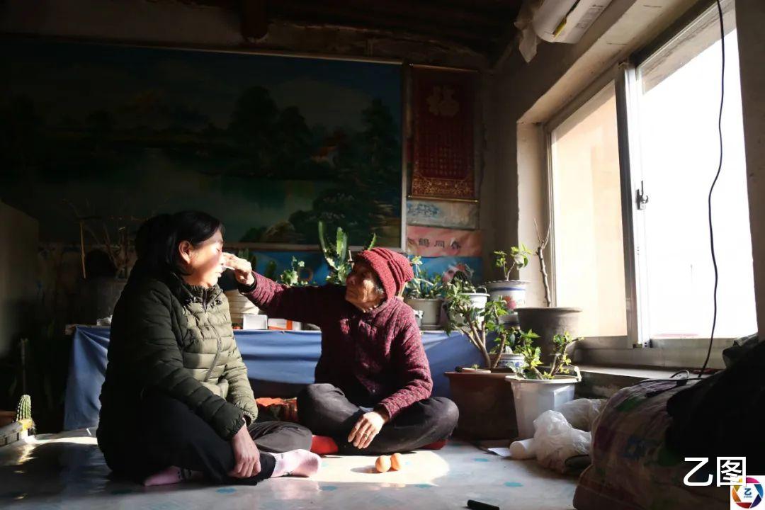 乙图|女孩喊肚子疼，爸爸带她检查后崩溃，医生从她肚中取出“怪物”