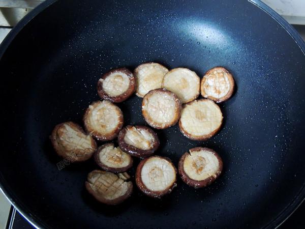 「香菇」夏天少吃猪肉多吃它，蛋白质含量高，简单一焖鲜香多汁，比肉有味