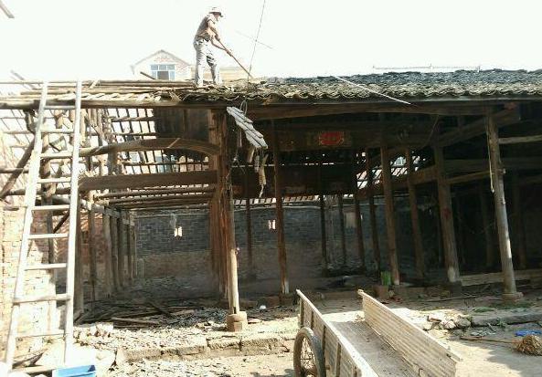 |小伙花15万盖房,盖一半没钱了,直接入住毛胚房,被全村人嘲笑