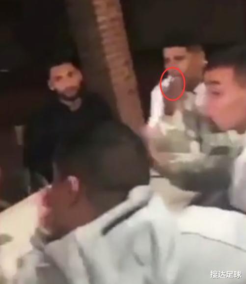 德甲▲在C罗之后，30岁曼联球星也带头添乱！10人聚众打牌，他烟不离手