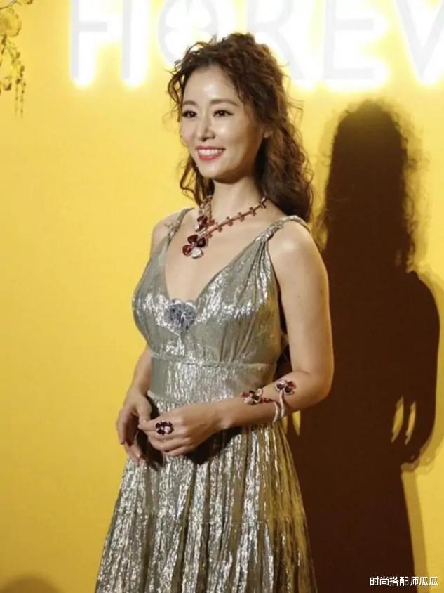 发型|奔四的女人，这3款“发型”尽量不要留，看着显老还没气质