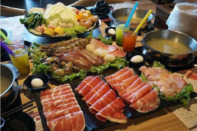 火锅|去吃火锅，为啥肉下面都会垫一片生菜？服务员偷偷告诉你实情！