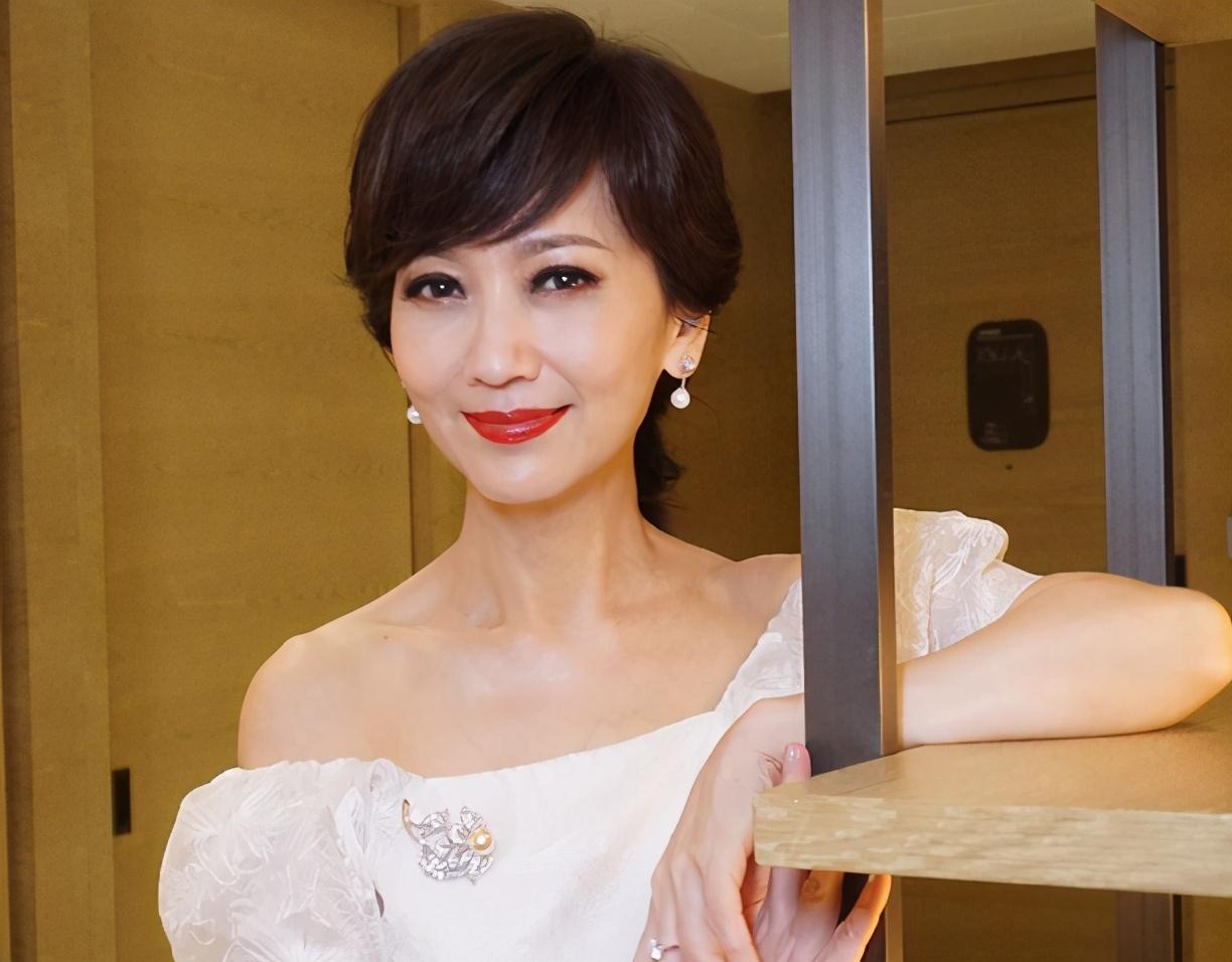 冻龄|冻龄根本不存在？宁静一语道破真相：洗了脸大家都是黄脸婆！