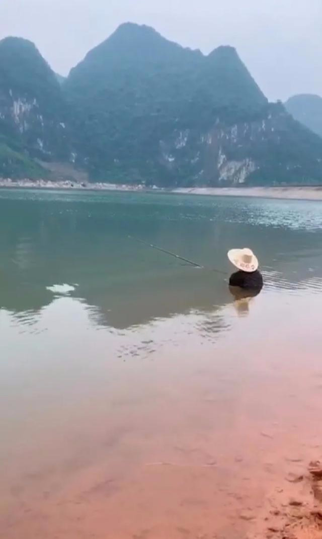 花鲢：论爸爸们有多喜欢钓鱼？钓了三天没回家，哈哈爸爸去哪了