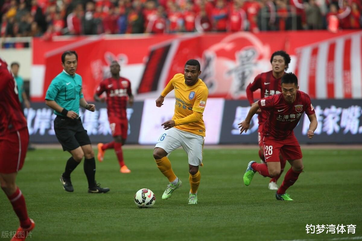 江苏苏宁|顶着光环加盟中超苏宁,仅1年从核心跌落成边缘人,球迷:很无辜