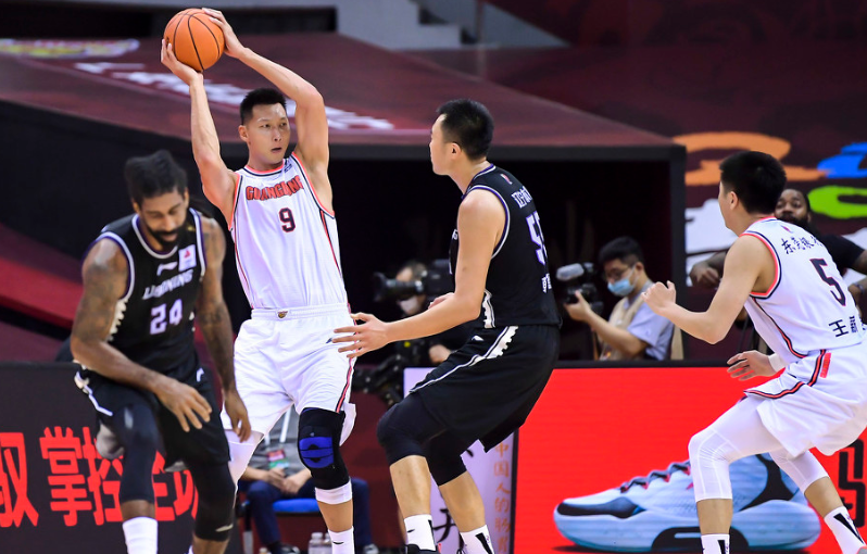 韩德君|全场2分，正负值+21，打爆周琦+王哲林的韩德君，在9号新秀面前栽了跟头