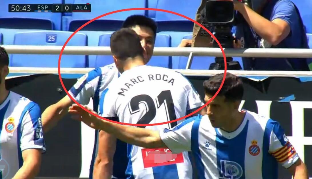 #西甲#兄弟情深！全队围着武磊庆祝后，一人却回头用力推开武磊