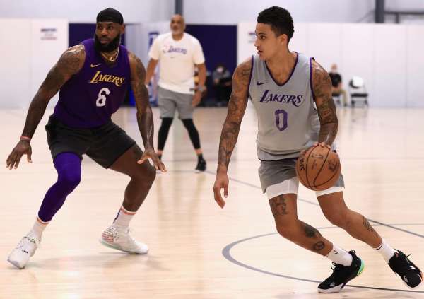 库兹马|官宣！湖人公布17人参赛名单，9+2神射提上首发，詹皇力挺库兹马