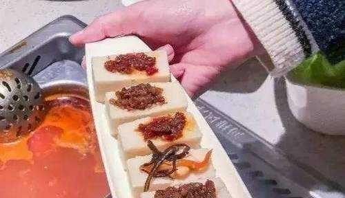 #李子柒#海底捞再现奇葩吃法，服务员见着都烦，网友：自己叫外卖在家玩吧