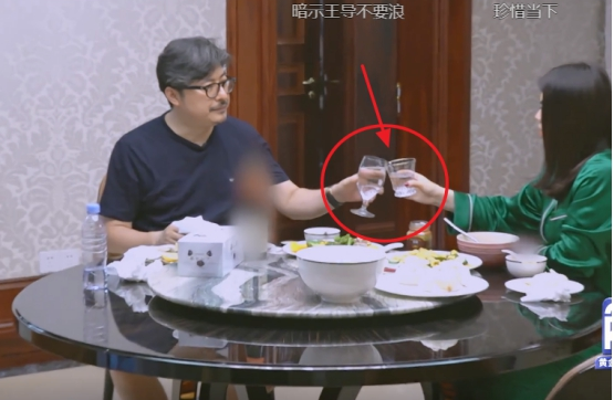 李湘|王岳伦顿顿吃生蚝，看清和李湘喝水用的杯子，有钱人的世界我不懂