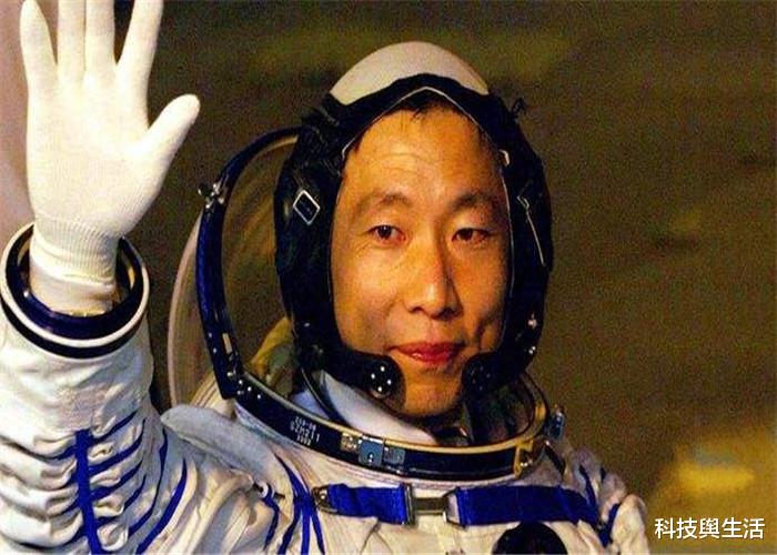 宇航员▲看到苏联的惨痛教训，终于知道宇航员携带枪的原因，原来是这个！