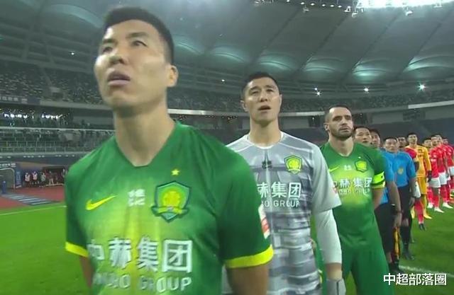 广州恒大|0-1遭打击！国安又被吹点球，4人围住裁判理论没用，恒大疯狂庆祝