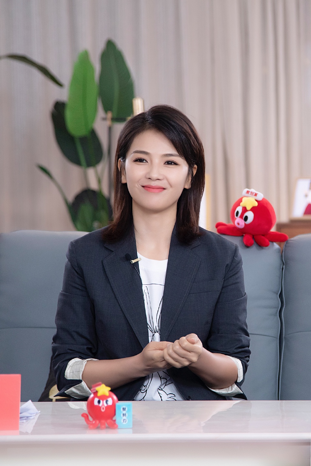 穿衣搭配▲41岁的刘涛剪掉长发，变锁骨短发搭配西服和牛仔裤，时髦减龄