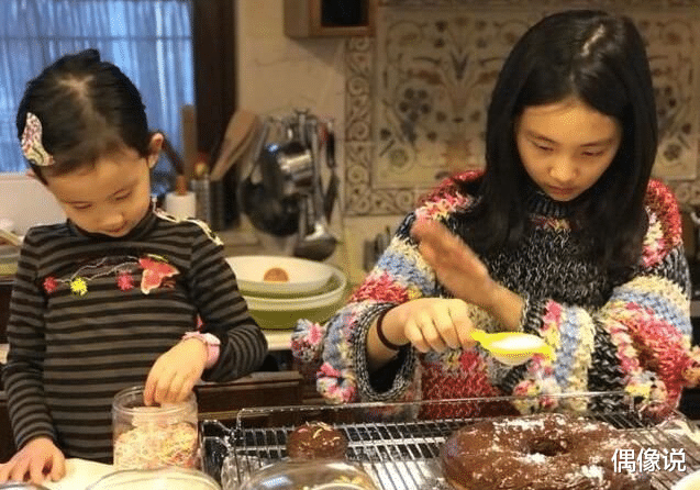 @黄渤豪宅自制杏酱，曝光院子里的超大草坪，但厨房装修十分接地气