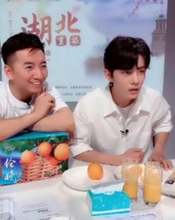 肖战@肖战在直播间cue到坚果，坚果：挺突然的！喝橙汁表情亮了