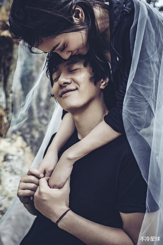 『郑钧』《乘风破浪》黄晓明又翻车：用刘芸老公郑钧写给前妻的歌词鼓励她