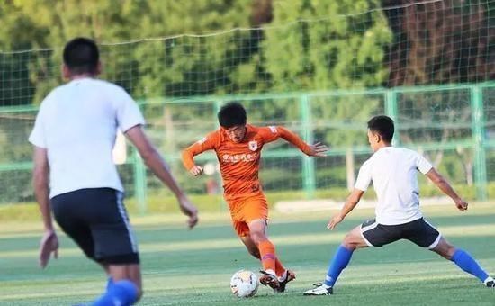 山东鲁能■山东鲁能热身赛，球队工作看台观战，能否回归引关注！