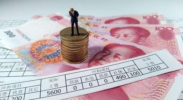 教师|教师年底“涨工资”，老师情绪仍是低落，网友评论一针见血