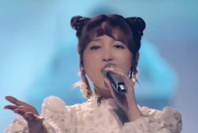 「孟佳」《乘风破浪》二公造型曝光:孟佳阿朵被造型拖累,吴昕成熟风获赞