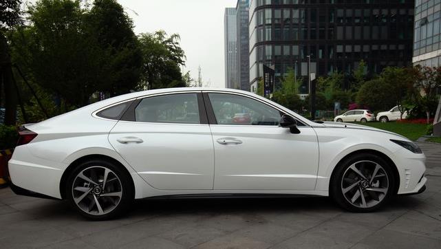 大众帕萨特|全新“中国特供”上市，长近5米油耗5.6，仅16万起，帕萨特买早了