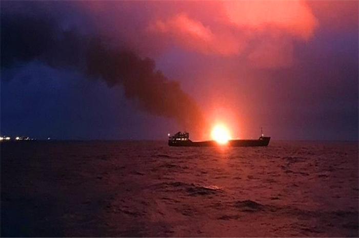 中東凌晨，一艘油輪遇襲爆炸-圖2