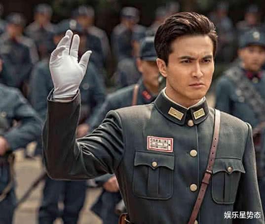 [李云龙]同样是李云龙住院，老版护士朴素大方，新版却穿上紧身裙妩媚不已