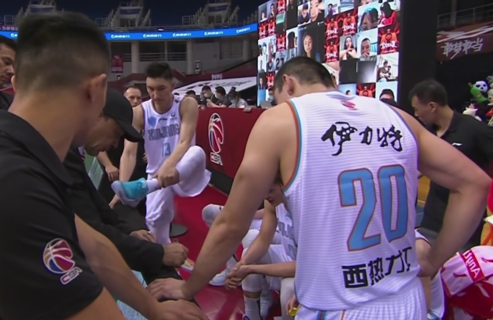 『北京男篮』方硕示意不打了，29岁悍将举动让新疆蒙羞，裁判马上叫停！