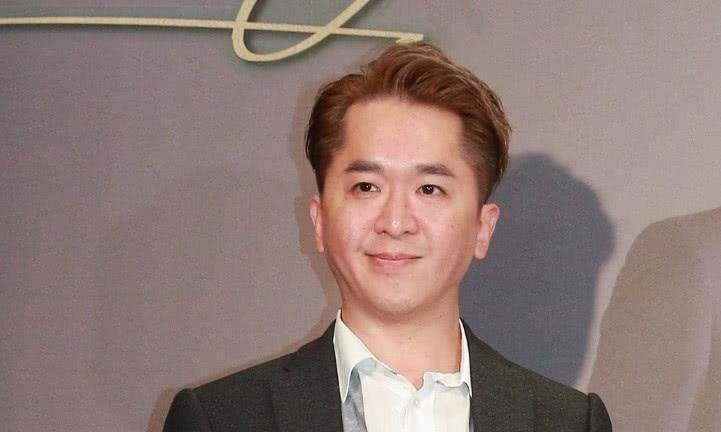 邓兆尊|53岁港星邓兆尊新欢身材火爆，家里已有2女友，自曝不结婚不生子