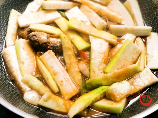 炸鱼▲夏天炸鱼煮鱼都吃腻了咋办?教你新做法,鱼肉软嫩多汁、香浓下饭