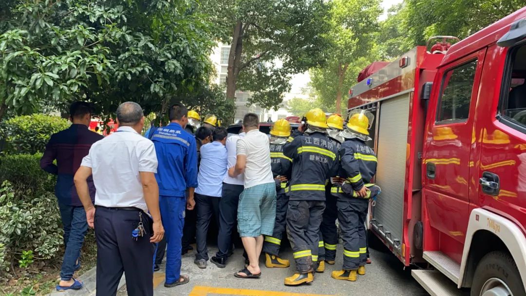 [郴州]赣州一小区突发大火！这一幕令人气愤！