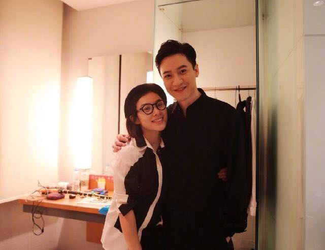 「刘璇」“体操皇后”刘璇41岁怀二胎，丈夫陪伴挺巨肚现身，身体素质超强走路带风