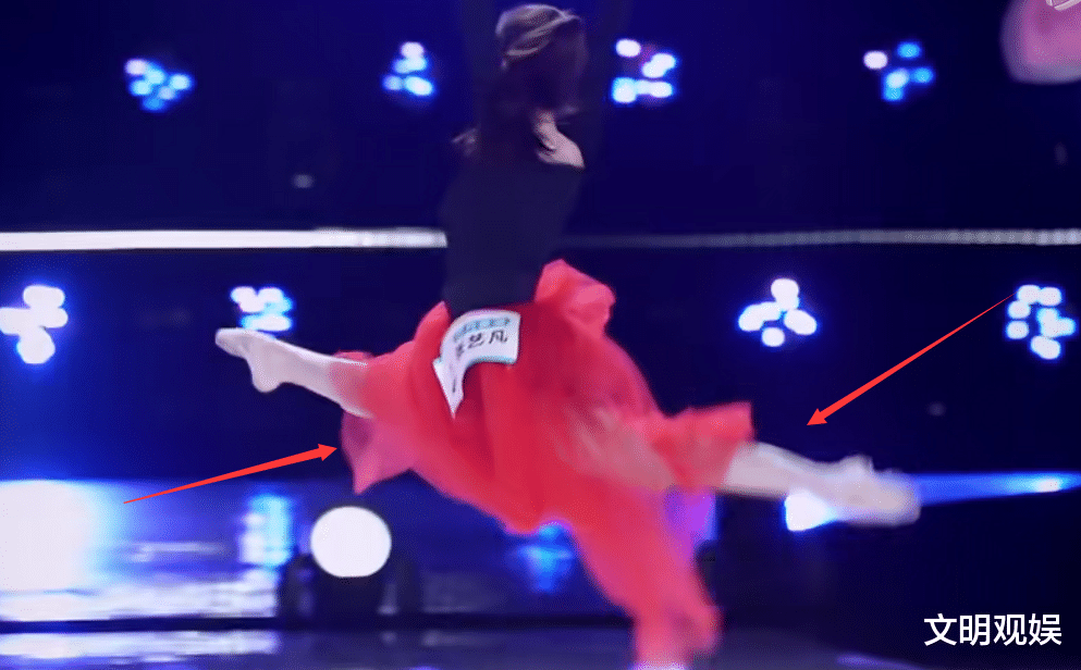 「张艺凡」有种“特殊”叫张艺凡，其余人都统一着装，唯独她另辟蹊径