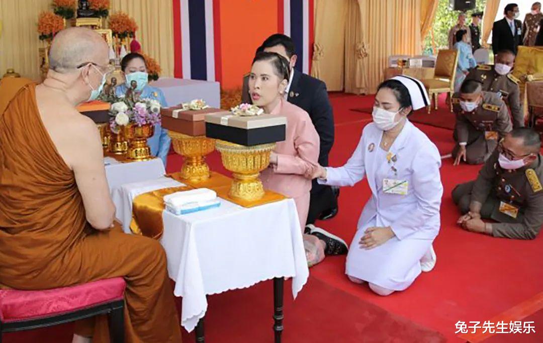 63歲泰國公主被蘇提達排擠，穿荷花裙現身工地，隻有女兒跪在身邊-圖2