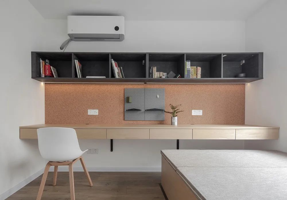 |小户型书桌设计难?那是你没找对方法,一块板子就能弄得很漂亮!