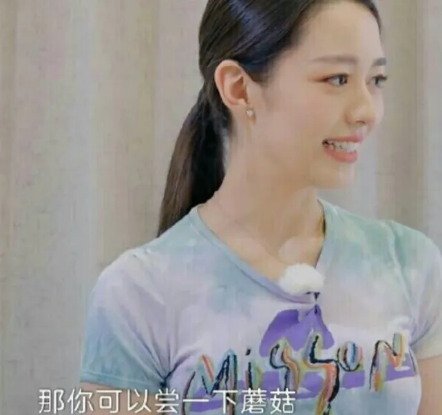 吉娜·爱丽丝■难怪吉娜的腰这么细，看清她吃火锅的专用食材，胖女孩一般都嫌弃