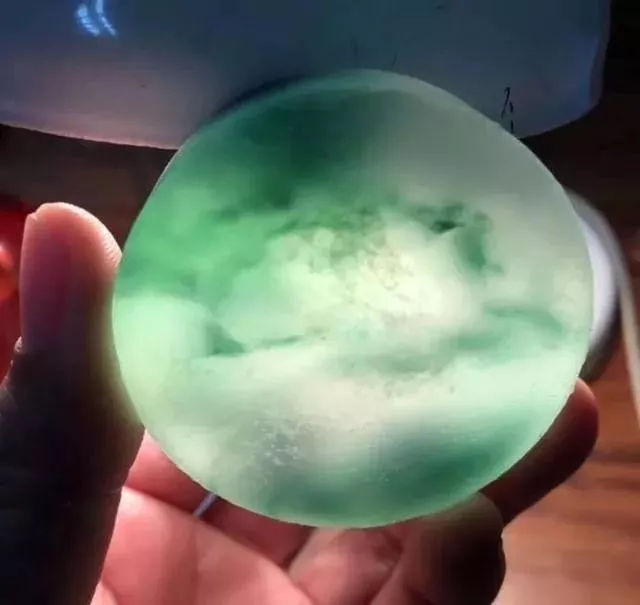 【橄榄核】没人看好的翡翠原石，切出高冰飘花，小哥哥都笑呆了