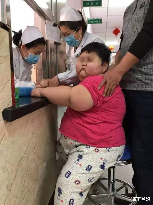 「饮食」宝宝照镜子，发现小蛮腰没了眉头一皱，网友：像极了减肥失败的我