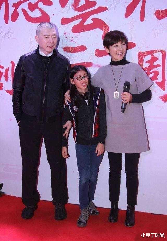 旗袍|徐帆穿旗袍气质惊艳，黑色金丝旗袍连衣裙配短发，尽显东方韵味