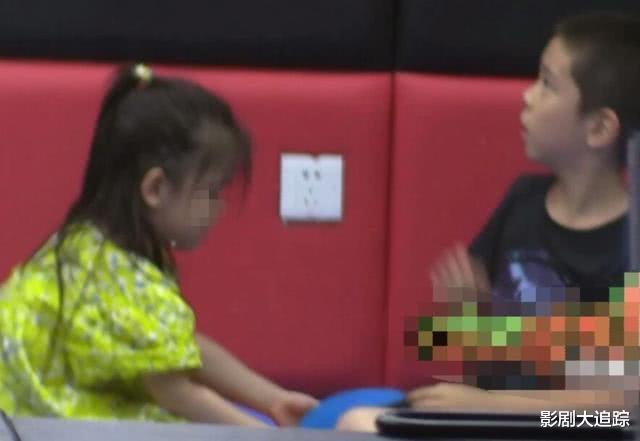 霍思燕@霍思燕“娇妻”人设崩塌，一家四口外出聚餐，室内熟练姿态抽烟！